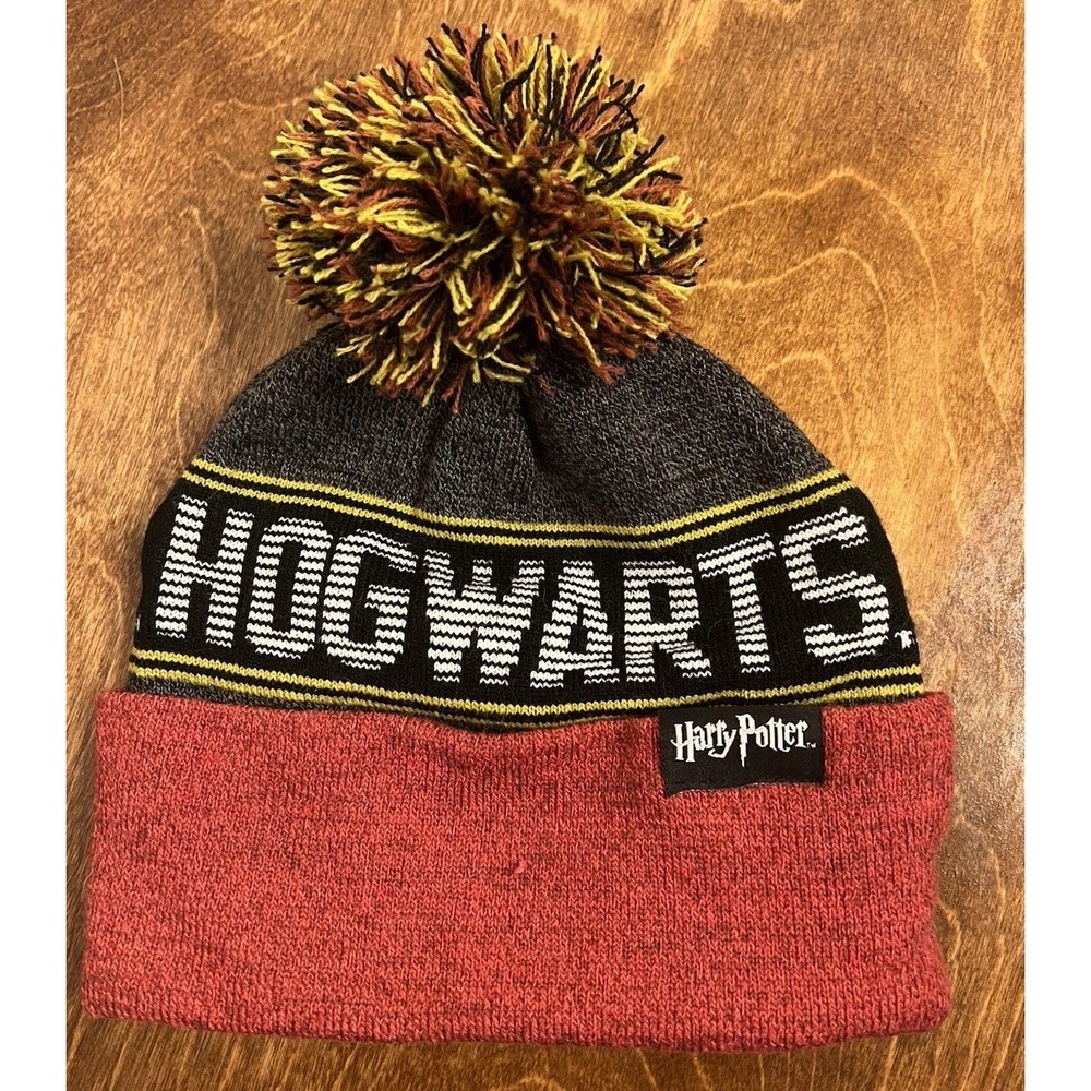 Harry Potter Hogwarts Winter Hat Beanie New Gryffindor House Crest